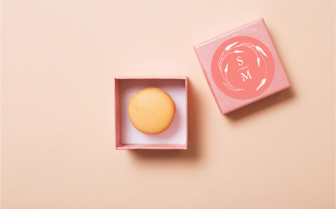 Peach wedding favor ideas feature monogram sticker and macaroon